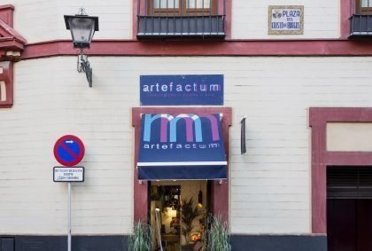 Showroom de interiorismo en Sevilla de Artefactum Studio, mobiliario de diseño y luz natural