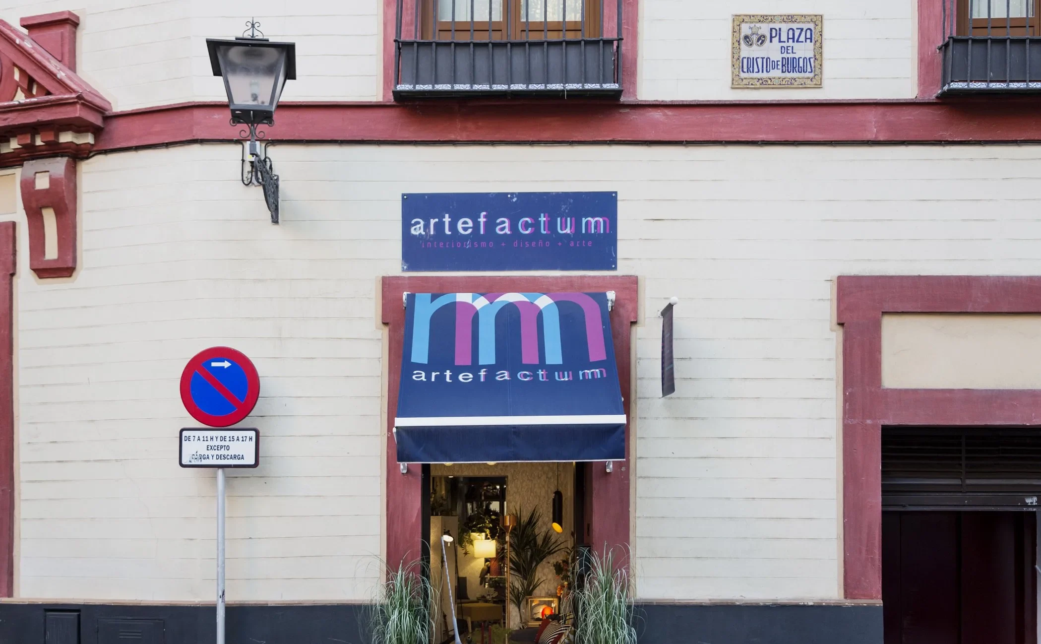 Showroom de interiorismo en Sevilla de Artefactum Studio, mobiliario de diseño y luz natural